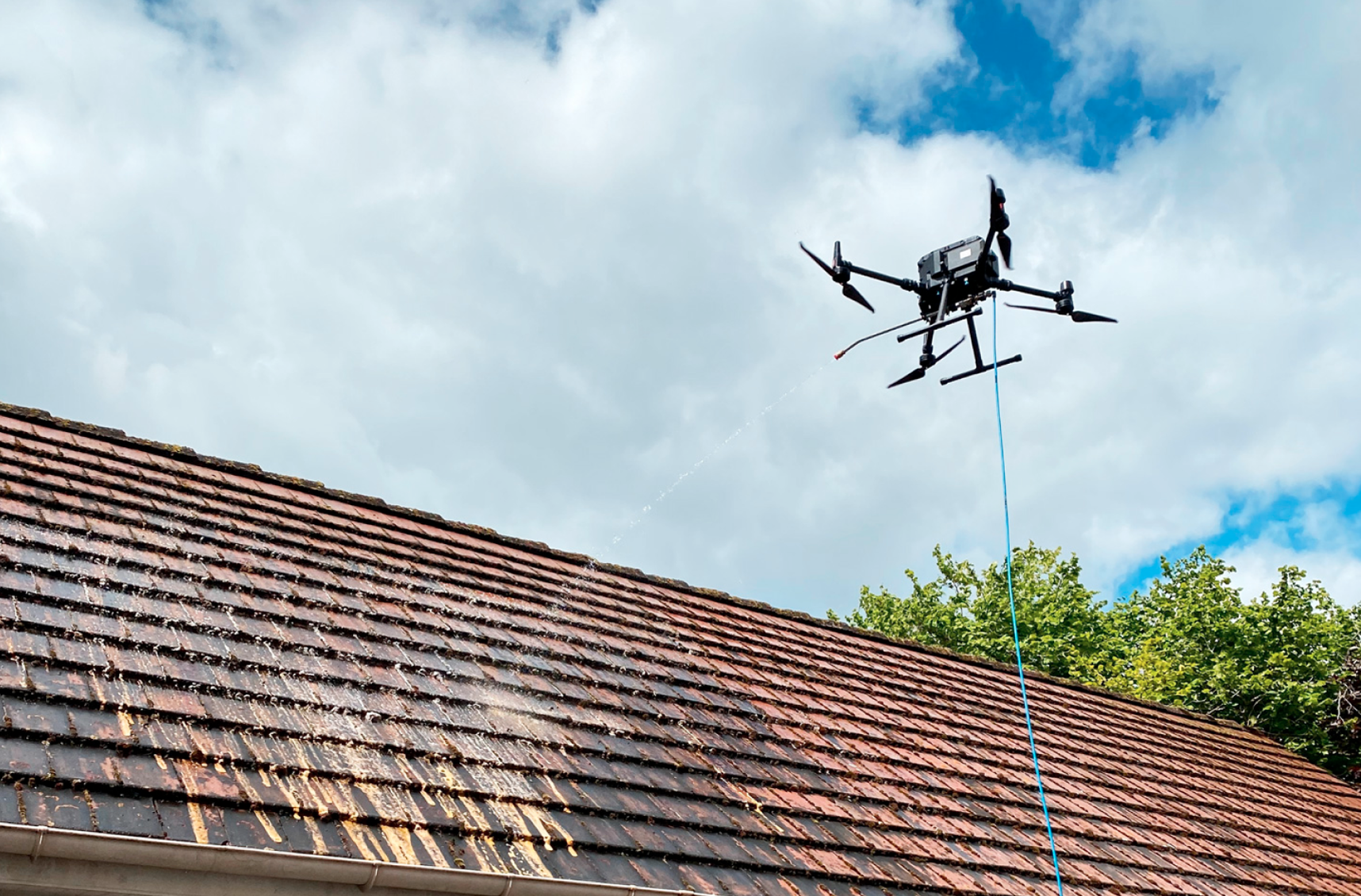 Drone pendant un nettoyage de toiture